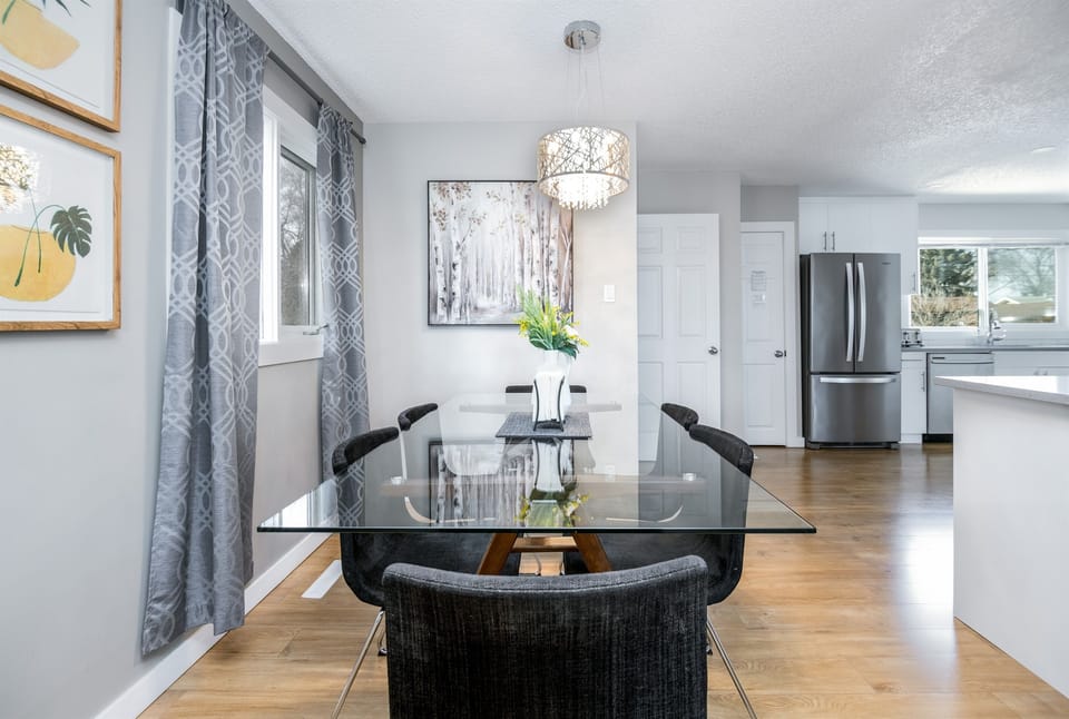 Dining Table to accommodate 6 people