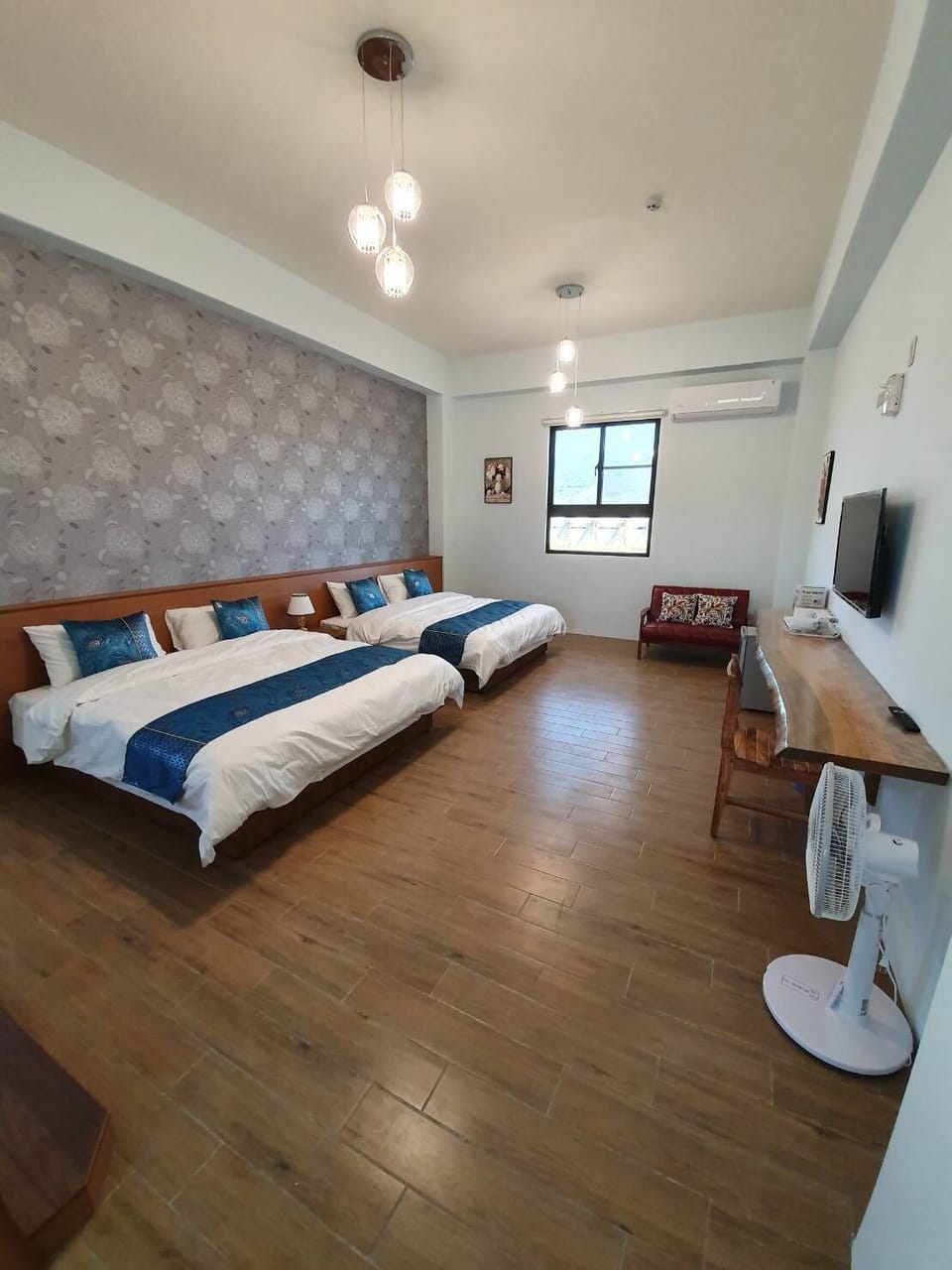 Quadruple Room (B105) | Desk, soundproofing, WiFi (free)