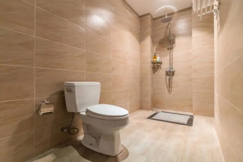 Double Room | Bathroom | Shower, free toiletries, hair dryer, towels