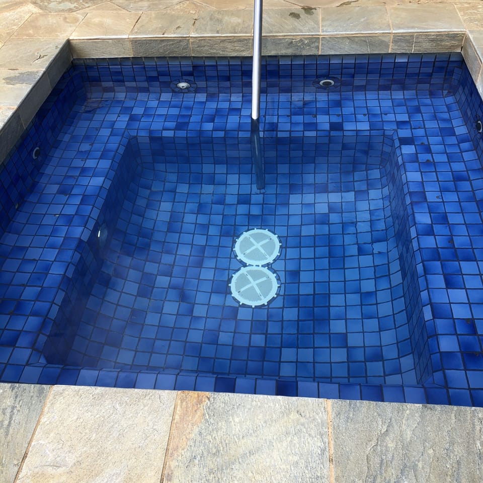 Hot tub- pool open 8am to 9pm