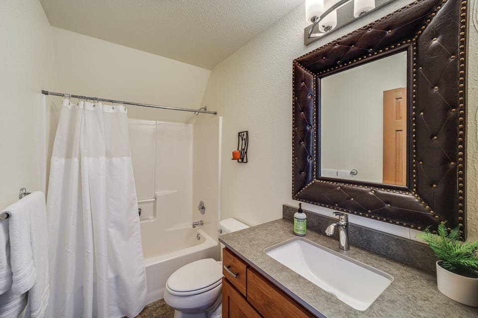 Full Bathroom | Towels Provided