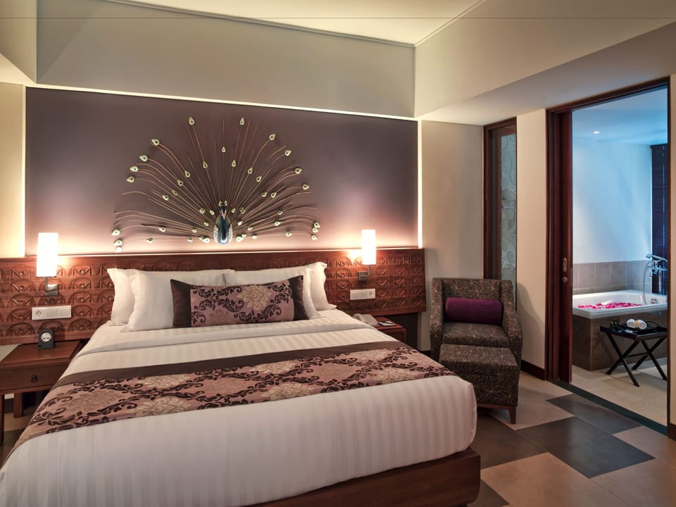 Premium bedding, in-room safe, desk, blackout drapes