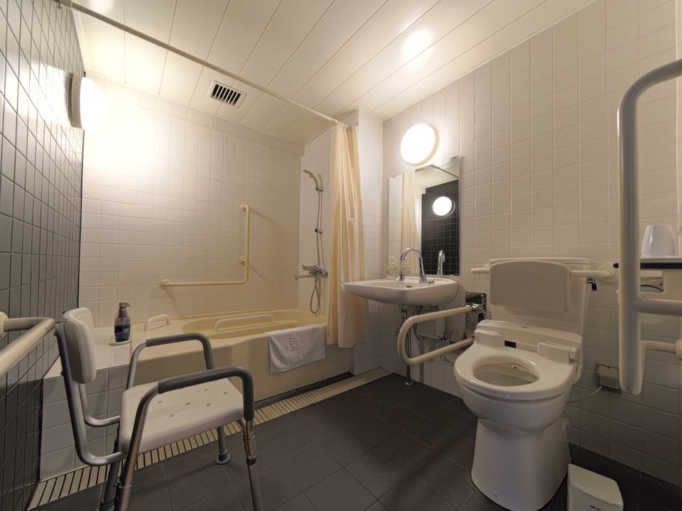 Universal Twin Room | Bathroom | Combined shower/tub, deep soaking tub, free toiletries, hair dryer