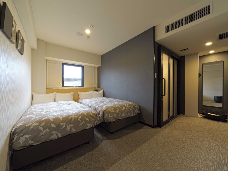 Universal Twin Room | Desk, blackout drapes, soundproofing, iron/ironing board
