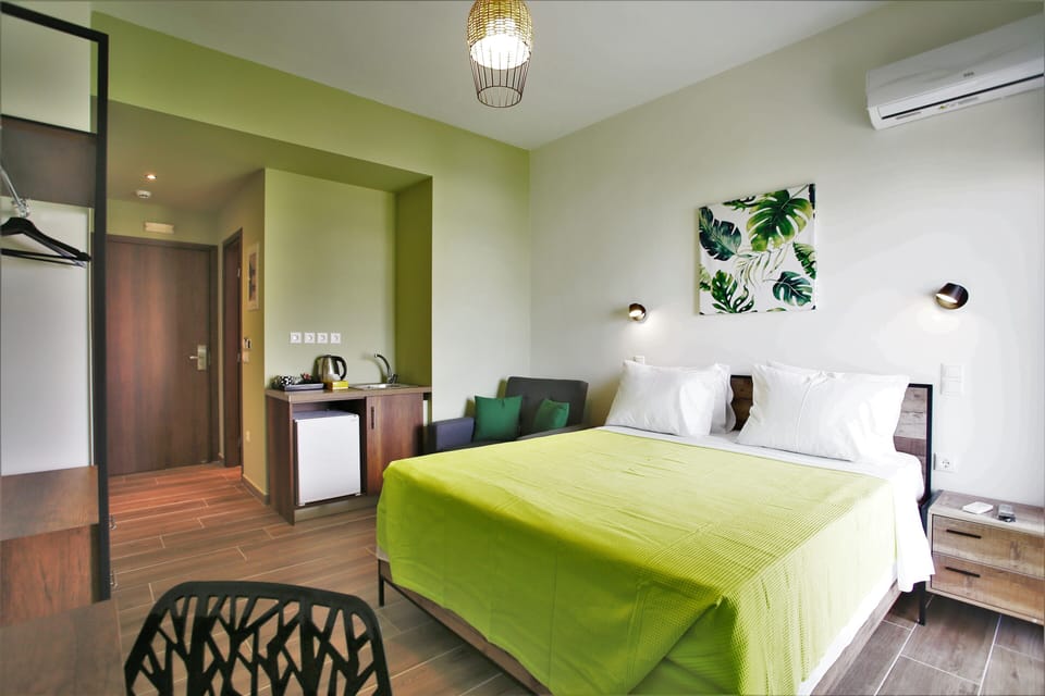Urban Chic Room | Iron/ironing board, free WiFi, bed sheets