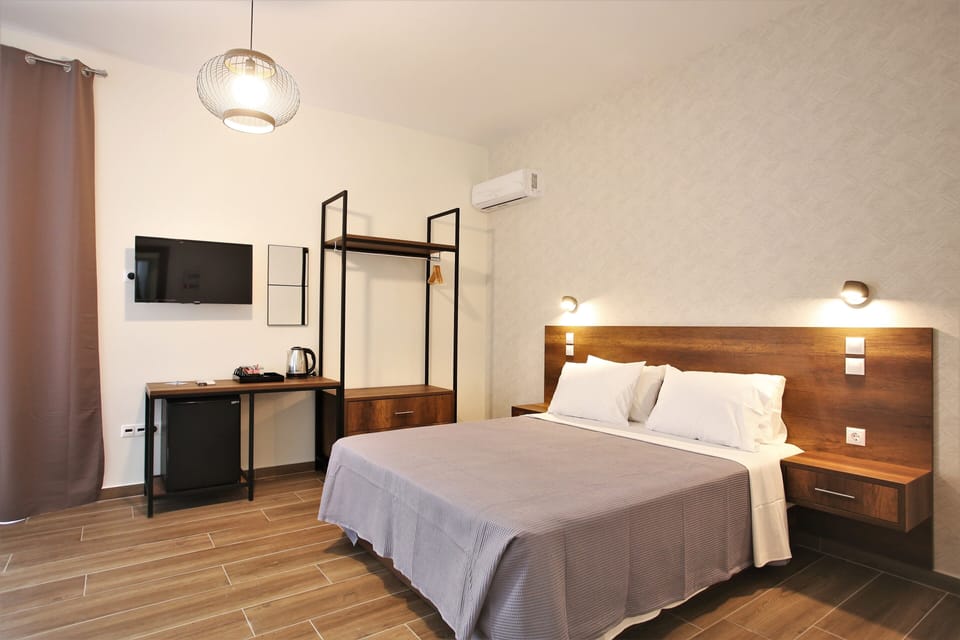 Executive Room | Iron/ironing board, free WiFi, bed sheets