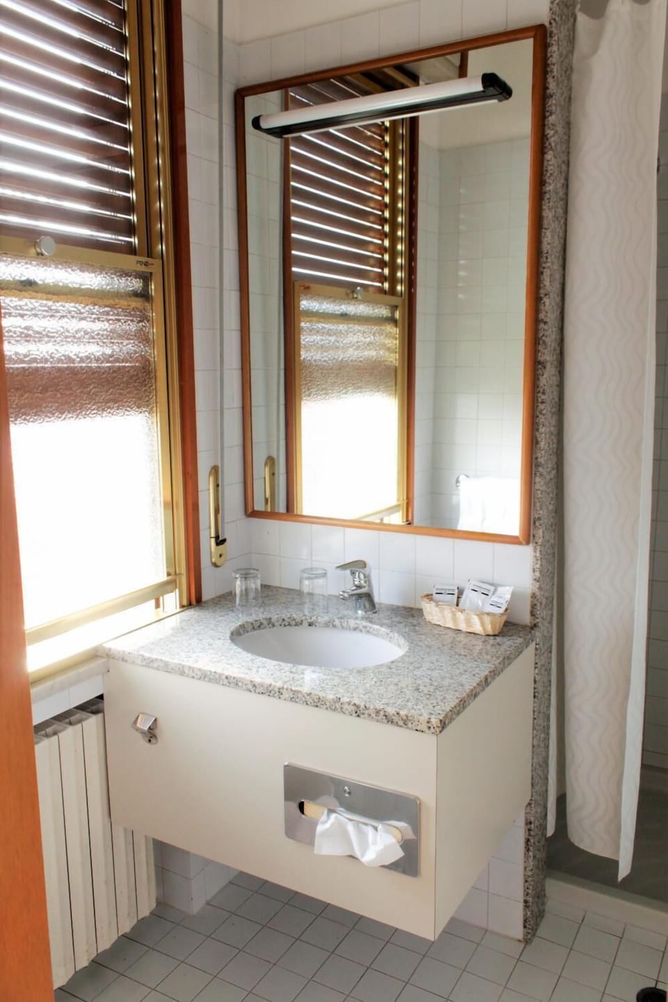 Bidet, towels