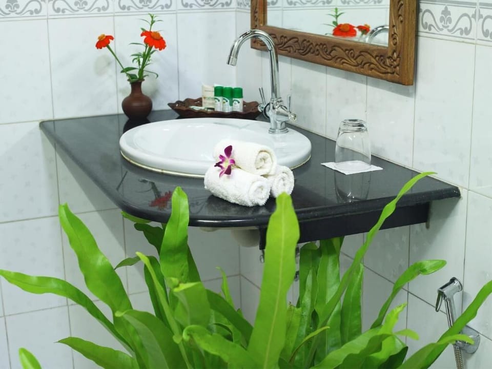 Rainfall showerhead, free toiletries, hair dryer, towels