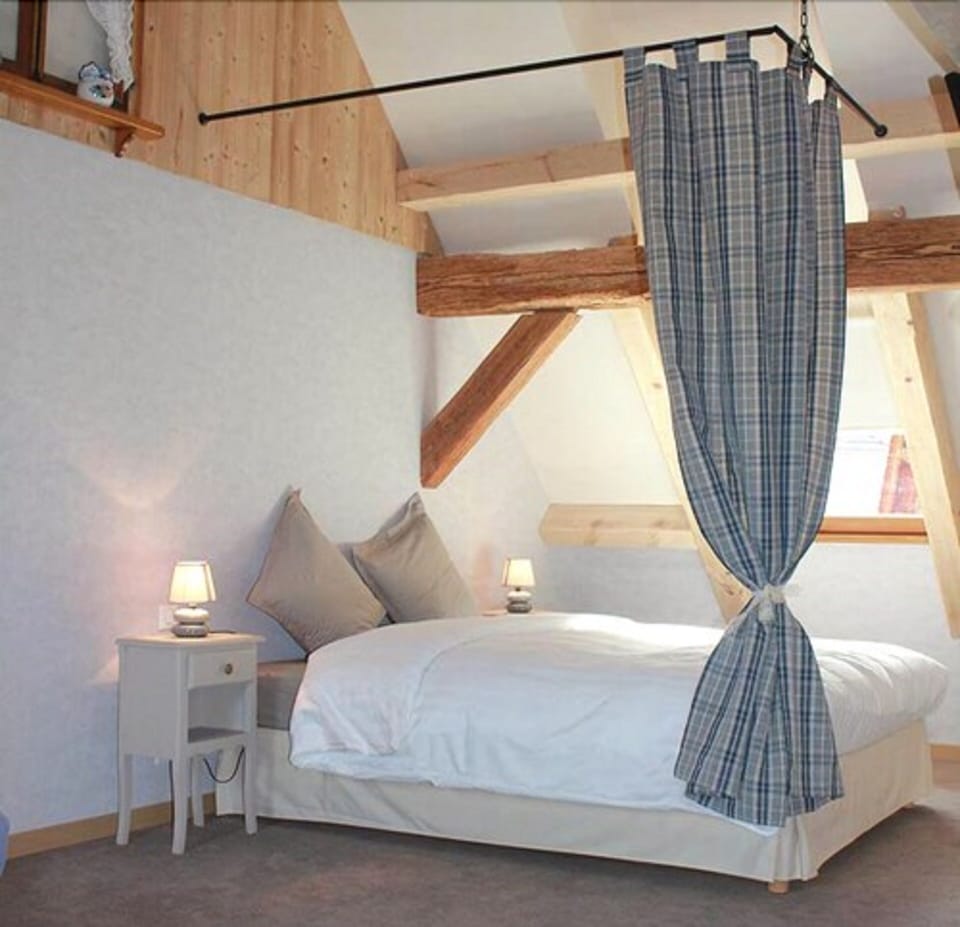 Family Suite (Prune) | Desk, iron/ironing board (on request), WiFi (free), bed sheets