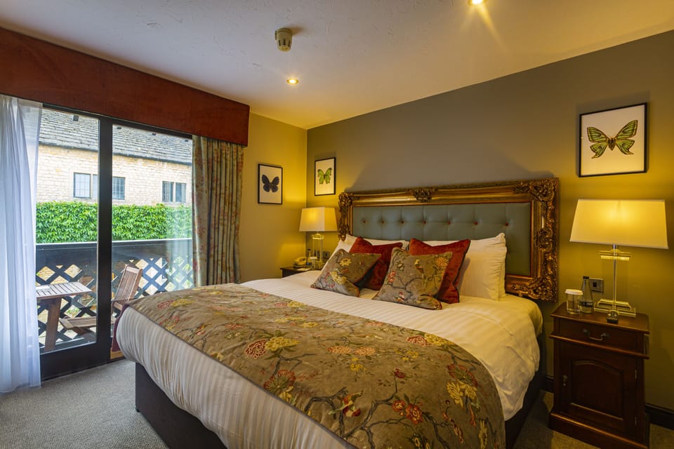 Classic Double Room | Desk, blackout drapes, iron/ironing board, free WiFi
