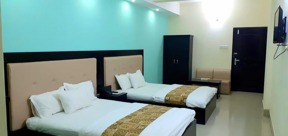 Deluxe Triple Room | Desk, free WiFi