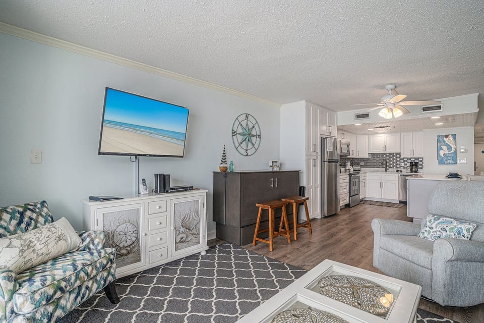Condo, 1 Bedroom | Living area