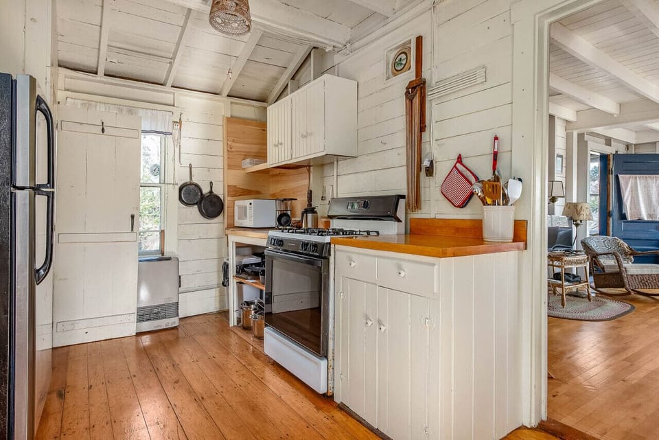 Kitchen amenities for guest use