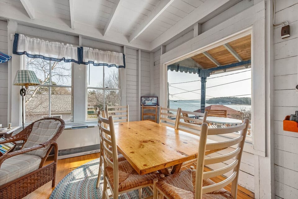 Comfortable dining area for 6 with beautiful ocean views