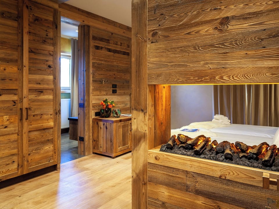 Junior Suite with Balcony | Down comforters, minibar, in-room safe, individually furnished