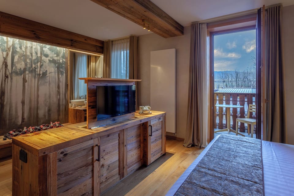 Junior Suite with Balcony | Down comforters, minibar, in-room safe, individually furnished
