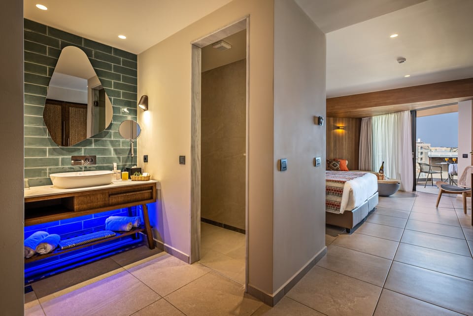 Deluxe Junior Suite | Bathroom | Designer toiletries, hair dryer, bathrobes, slippers