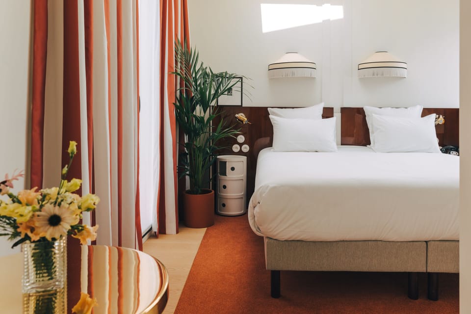 Premium bedding, in-room safe, desk, blackout drapes