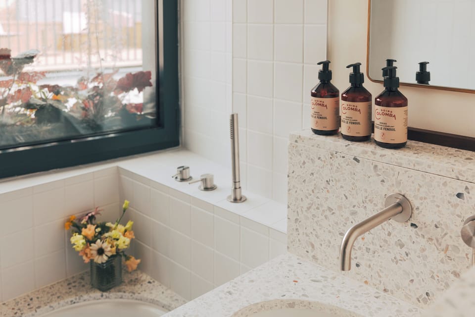 Shower, rainfall showerhead, free toiletries, hair dryer