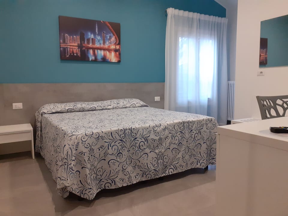 Minibar, desk, free WiFi, bed sheets