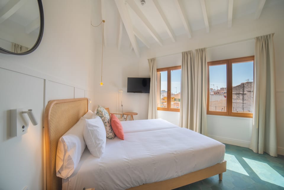 Superior Double Room | Minibar, in-room safe, blackout drapes, soundproofing