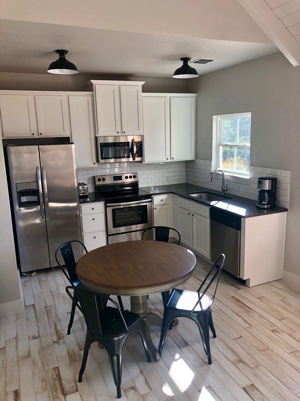 Beautiful Full Kitchen & a charming antique dining table.