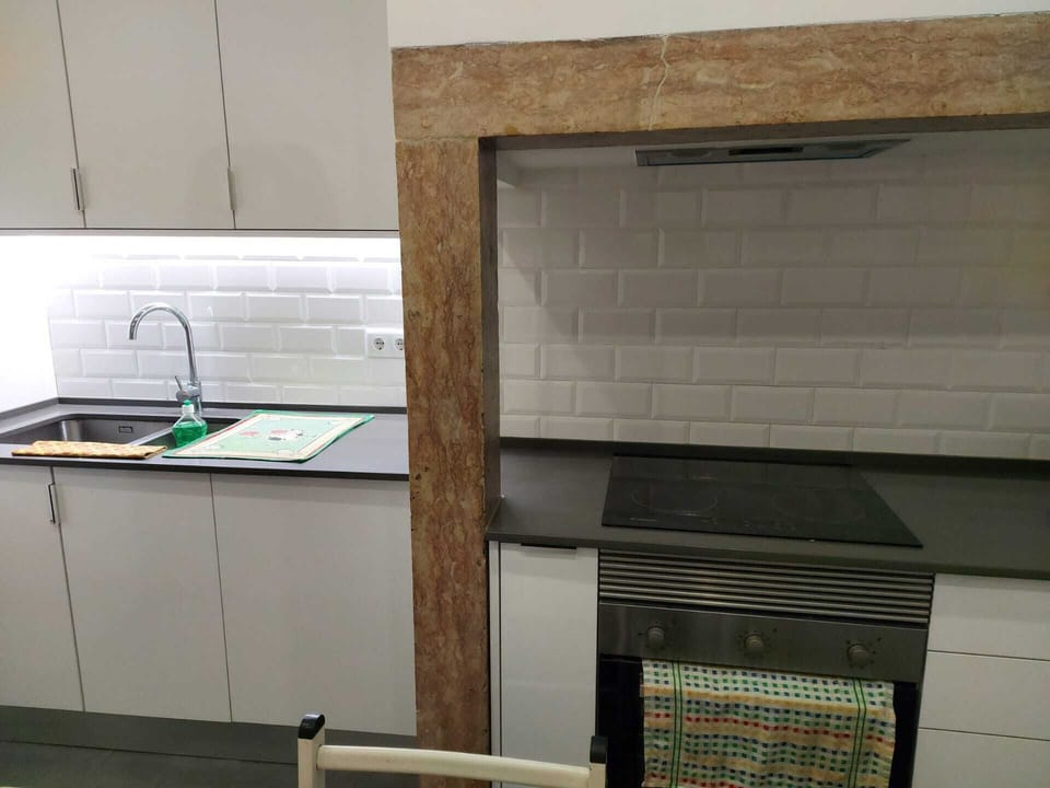 Full-size fridge, microwave, oven, stovetop