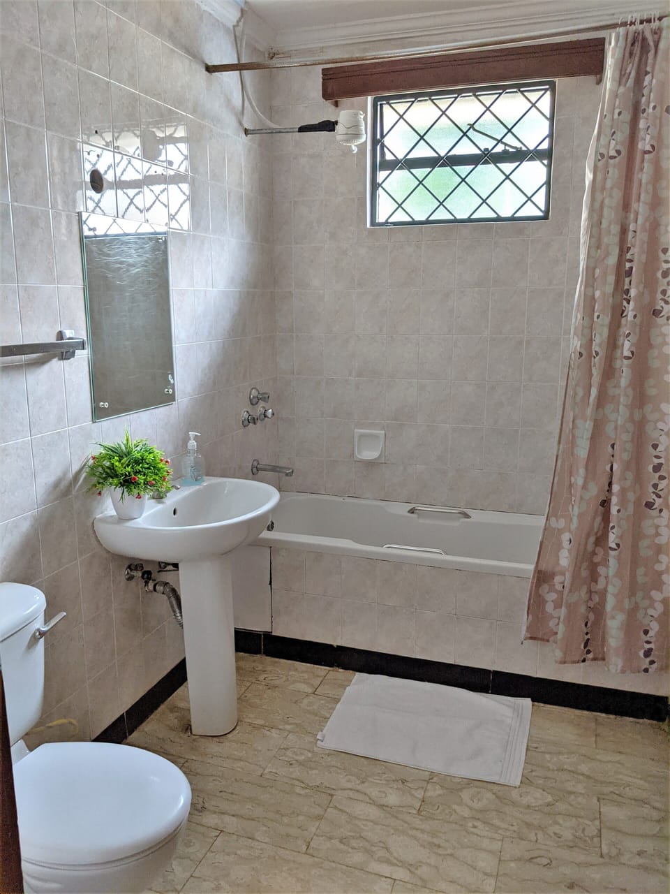 Deluxe Room, 1 Queen Bed, Non Smoking | Bathroom | Free toiletries, slippers, towels, soap