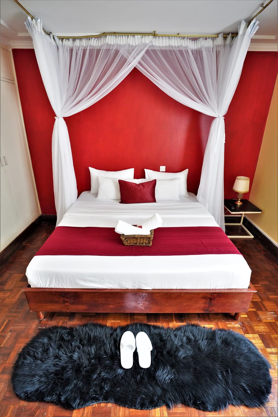 Deluxe Room, 1 Queen Bed, Non Smoking | Individually decorated, individually furnished, desk, laptop workspace