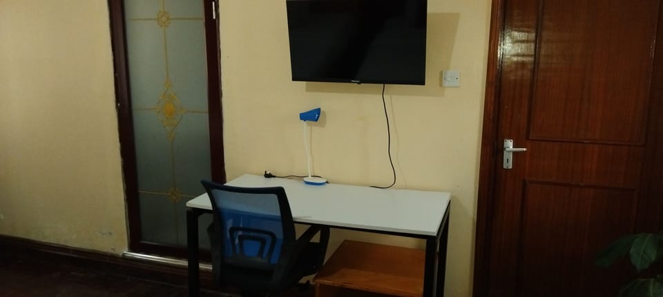 Deluxe Double or Twin Room | Individually decorated, individually furnished, desk, laptop workspace