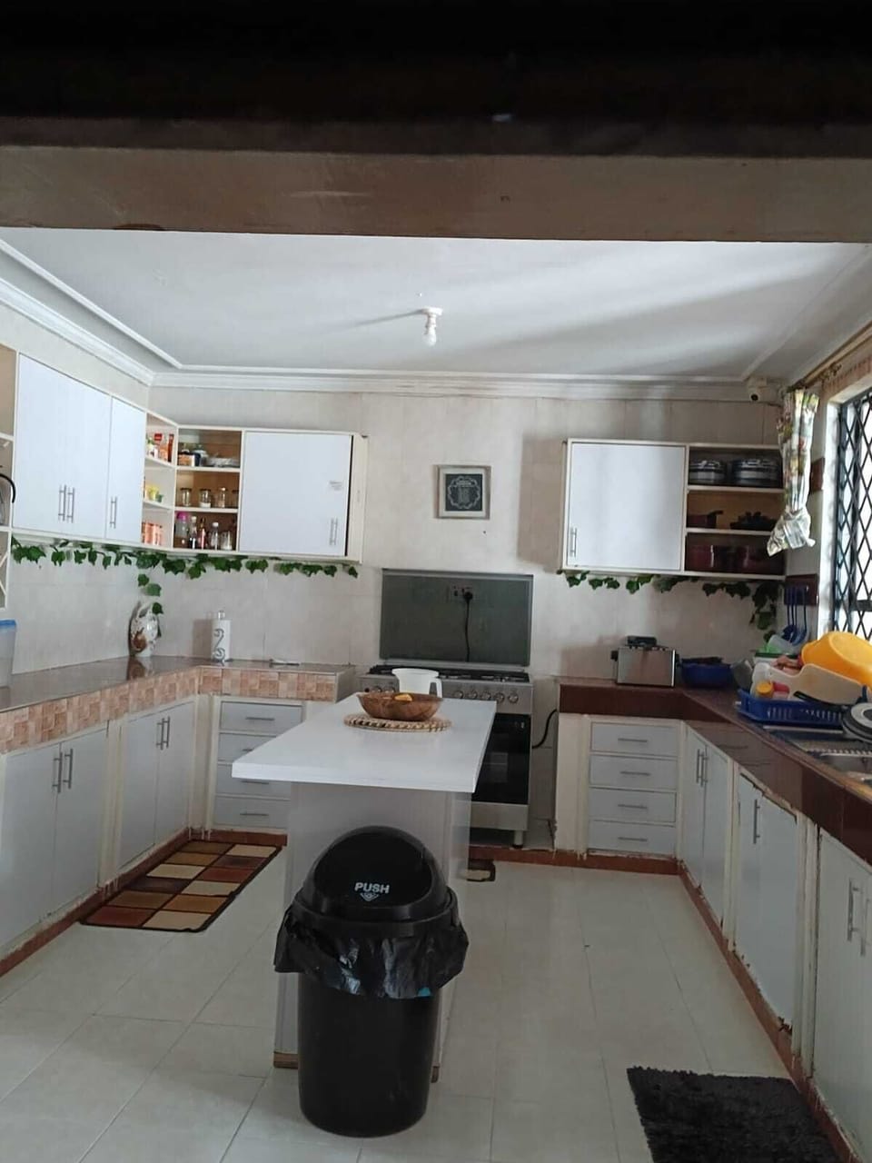 Family House, 3 Bedrooms, Garden View | Private kitchen | Microwave, cleaning supplies, paper towels