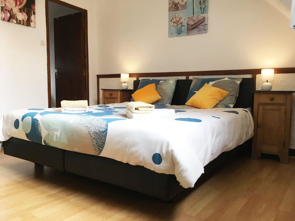 Romantic Room | Individually decorated, individually furnished, bed sheets