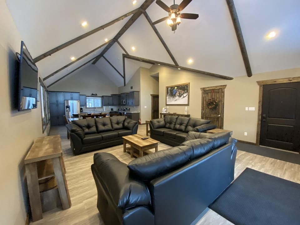 Timber Lodge Cabin Rental (499)
