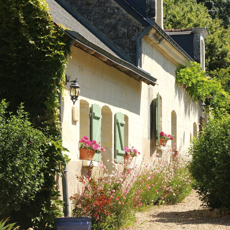 Le Petit Logis, traditional tuffeau stone cottage.