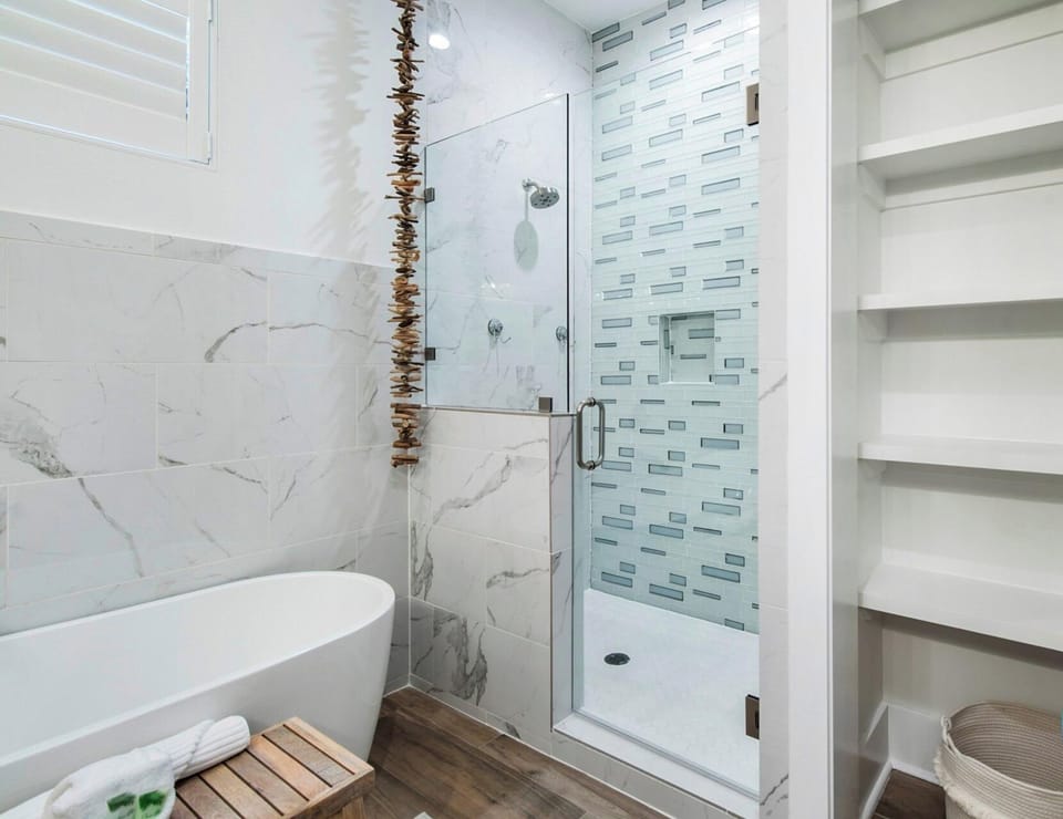 First Floor King Bedroom En-suite Bathroom - Walk-in Shower - Double Vanities - Tub