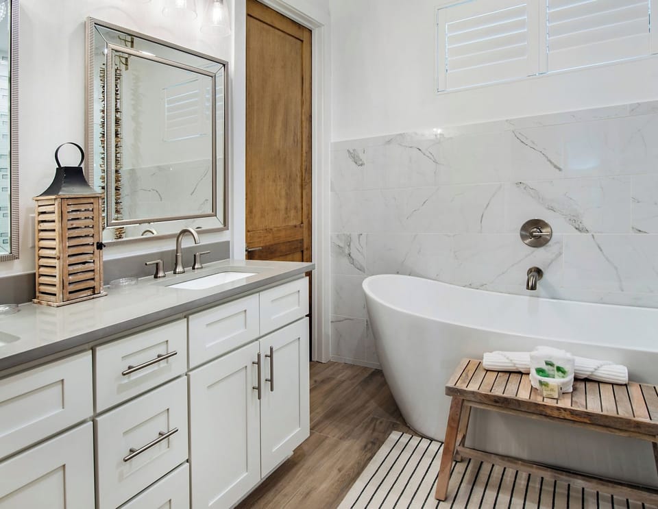 First Floor King Bedroom En-suite Bathroom - Walk-in Shower - Double Vanities - Tub
