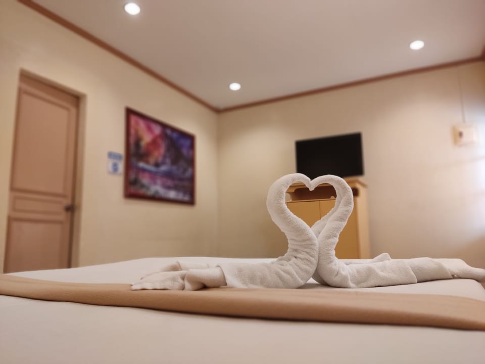 Standard Single Room, 1 Queen Bed | In-room safe, laptop workspace, blackout drapes, soundproofing