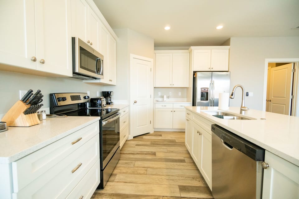 Modern kitchen with all the major amenities.