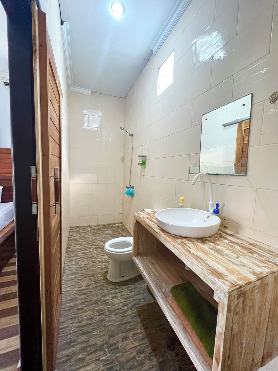 Double Room | Bathroom | Shower, free toiletries, bidet, towels