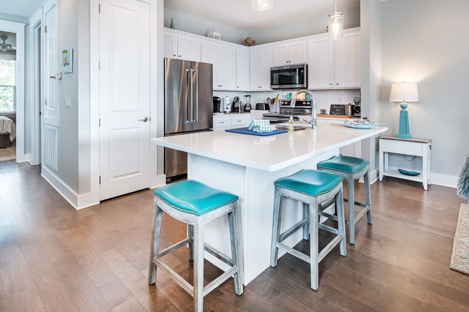 Eat-in bar overlooking the kitchen