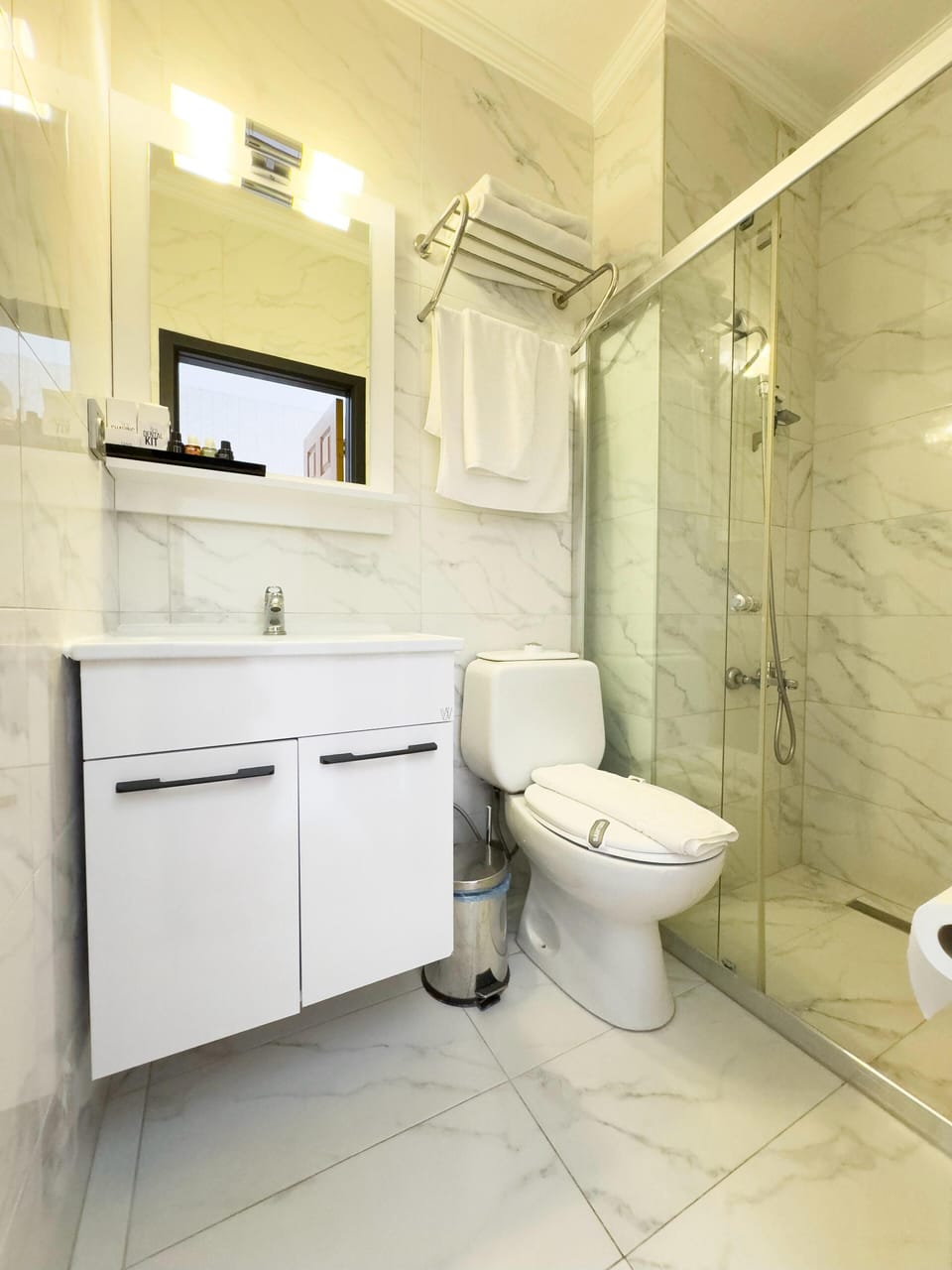 Minibar, free WiFi, bed sheets