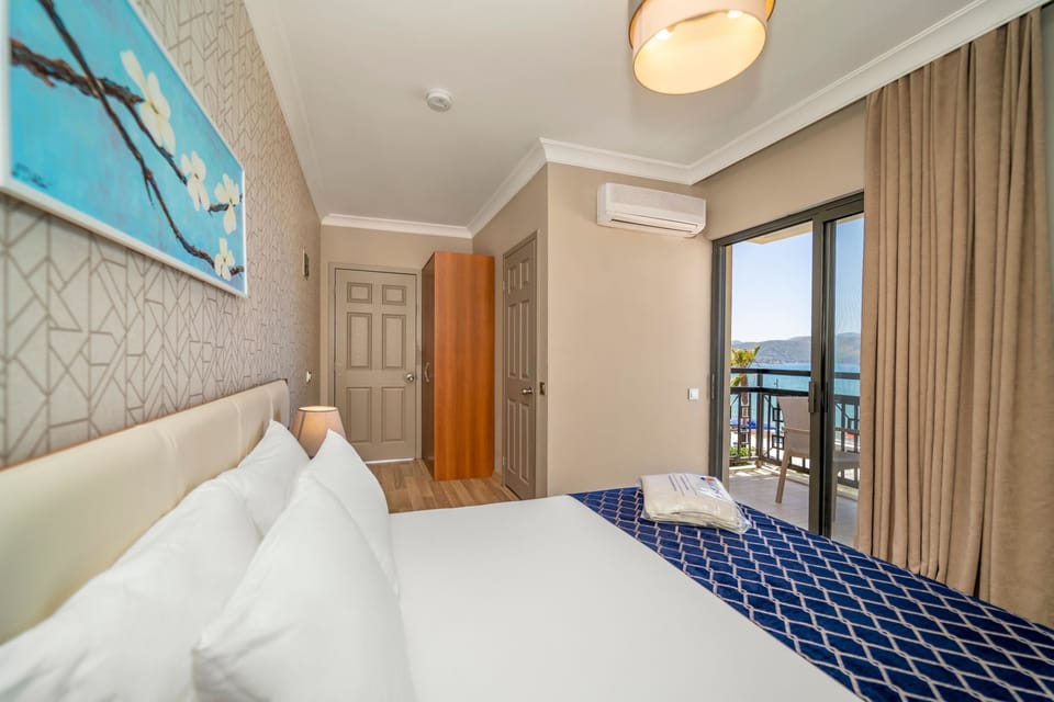Standard Room, Sea View | Minibar, free WiFi, bed sheets
