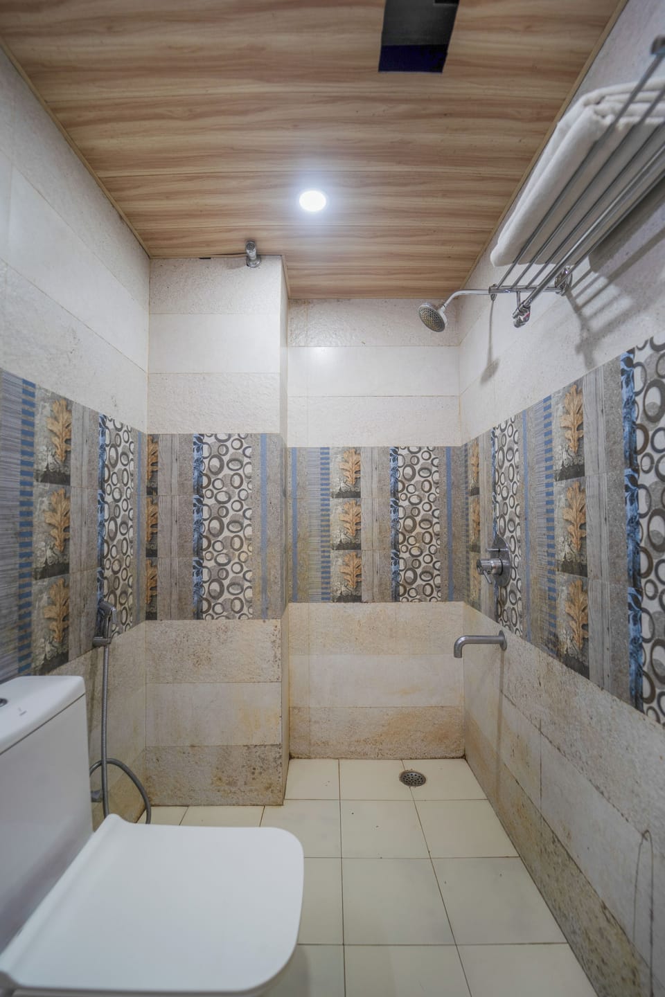 Deluxe Twin Room, 1 Bedroom | Bathroom | Shower, free toiletries, towels