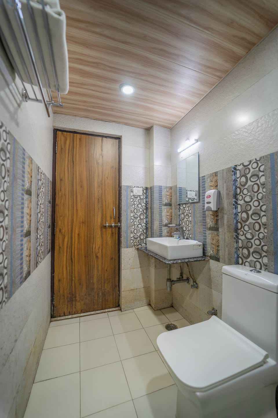 Deluxe Twin Room, 1 Bedroom | Bathroom | Shower, free toiletries, towels