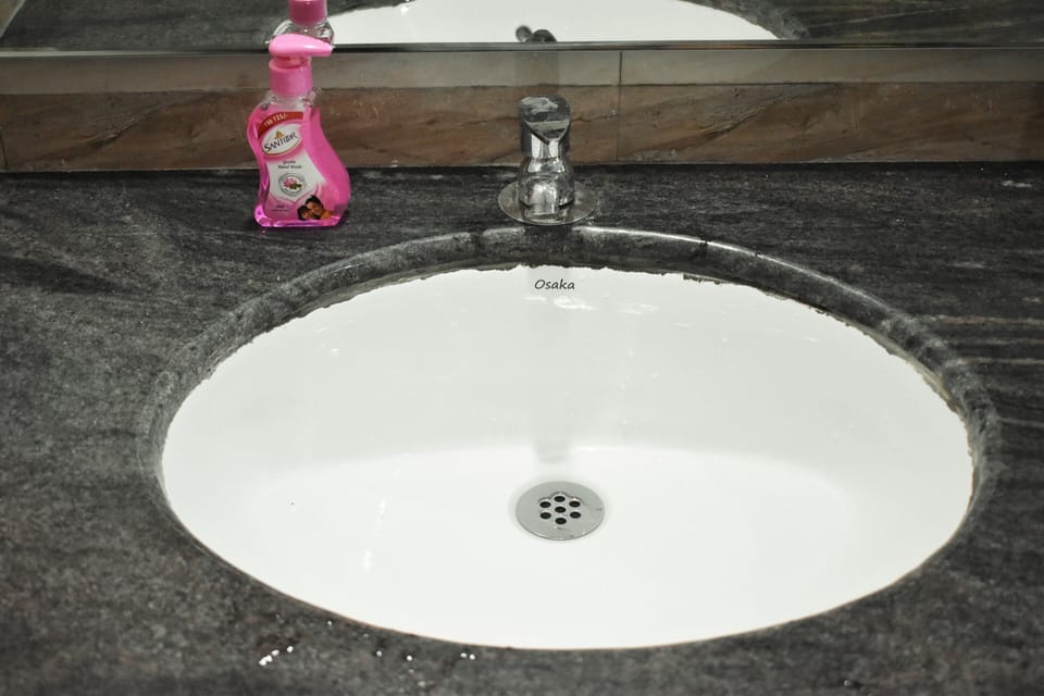 Superior Double Room | Bathroom | Shower, free toiletries, towels
