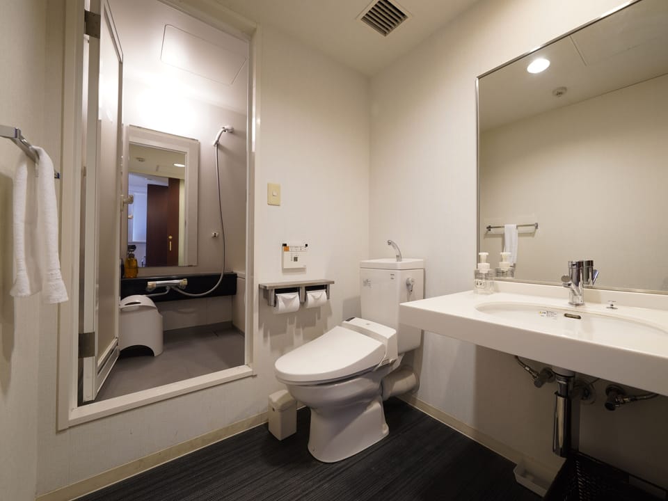 Twin Room, Non Smoking | Bathroom | Combined shower/tub, free toiletries, hair dryer, slippers