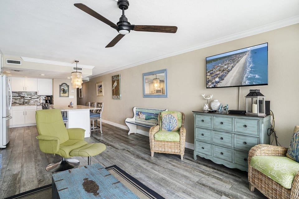 Condo, 1 Bedroom | Living area