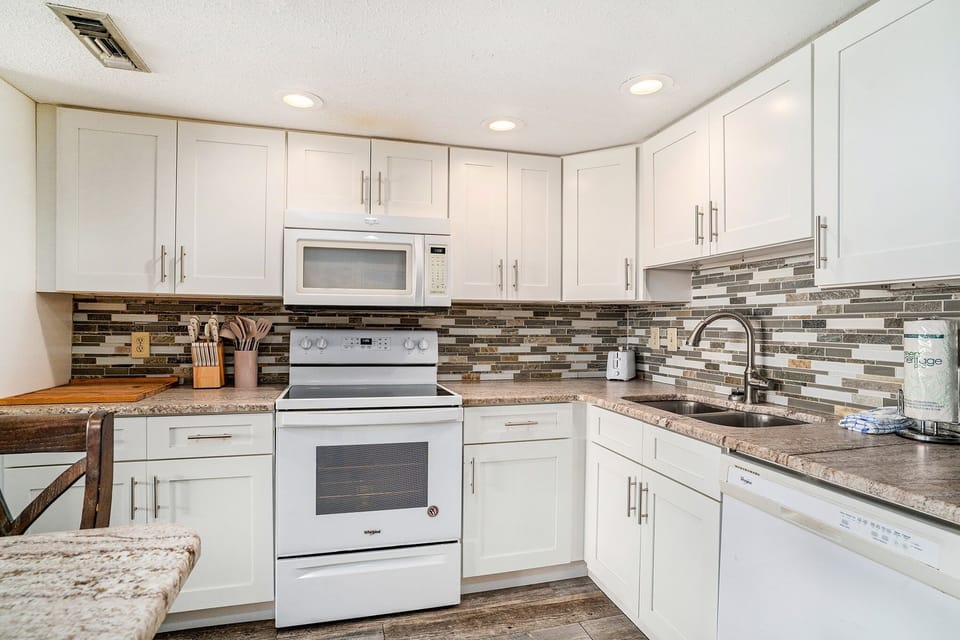 Condo, 1 Bedroom | Private kitchen | Coffee/tea maker, fridge, oven, toaster