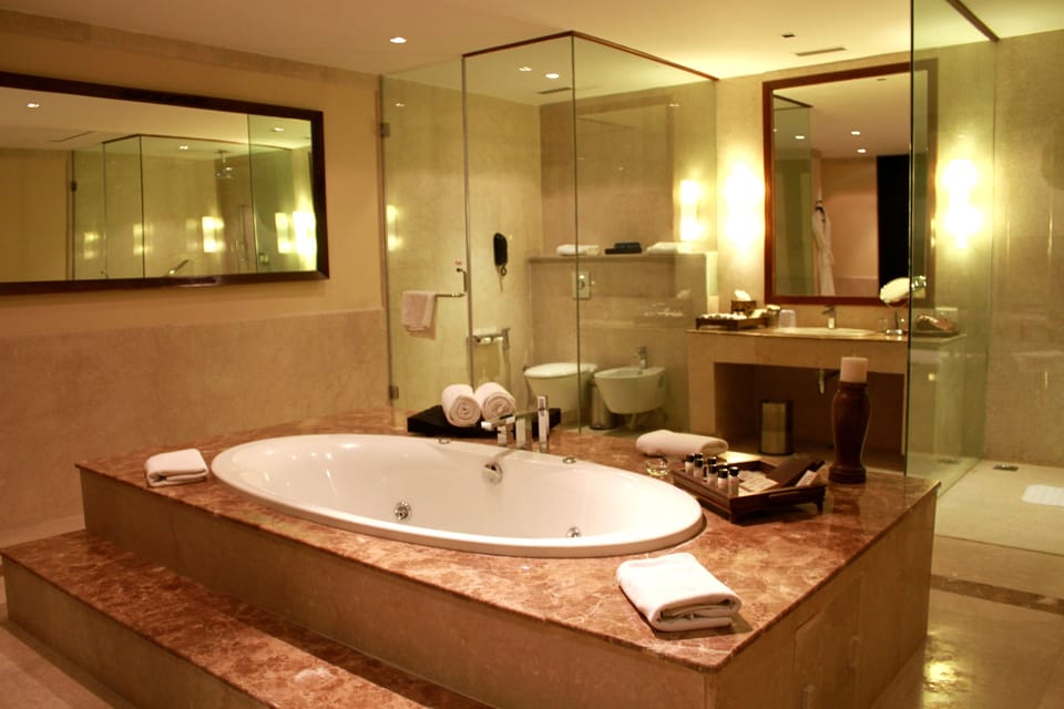 Separate tub and shower, jetted tub, free toiletries, hair dryer