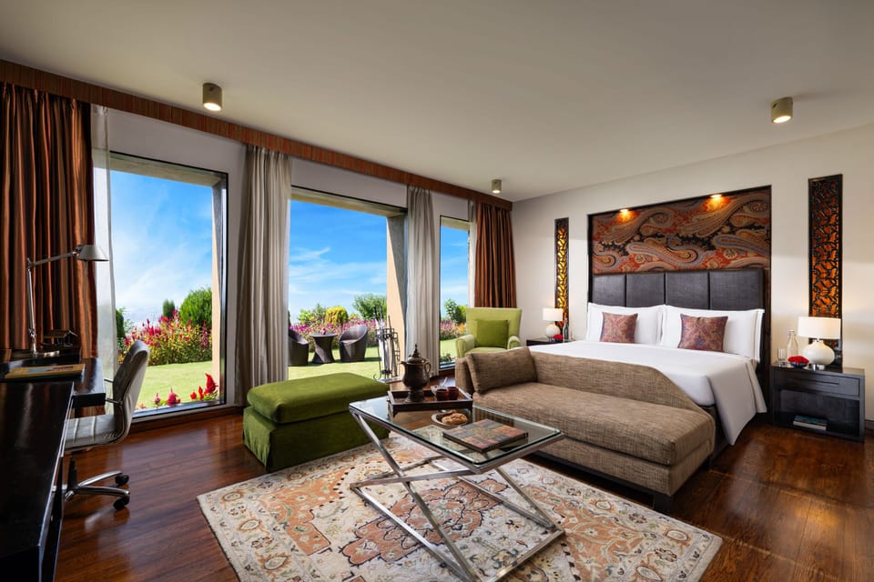 Superior Room, 1 King Bed | 1 bedroom, premium bedding, minibar, in-room safe